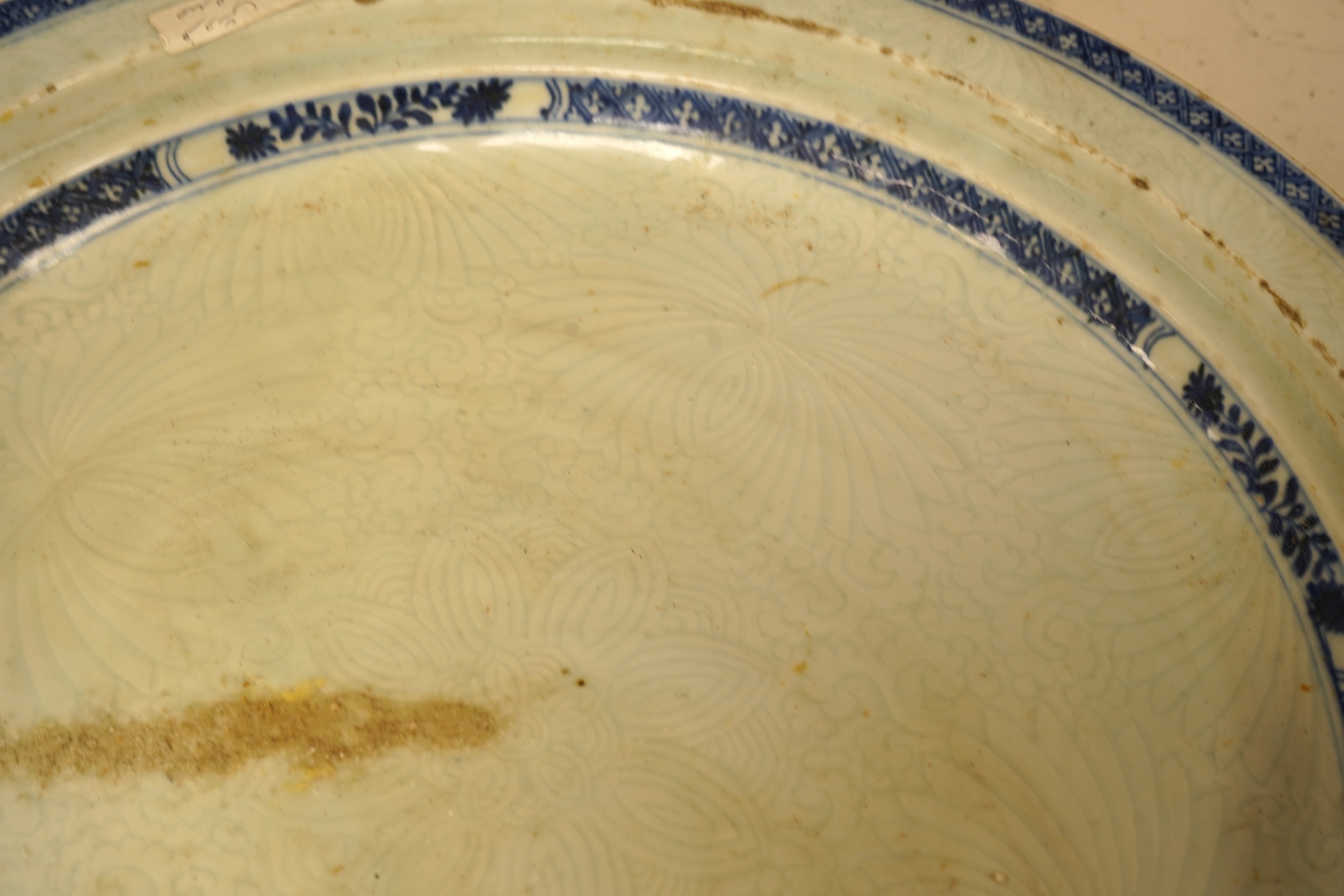 An 18th century Chinese export blue and white dish, 42cm